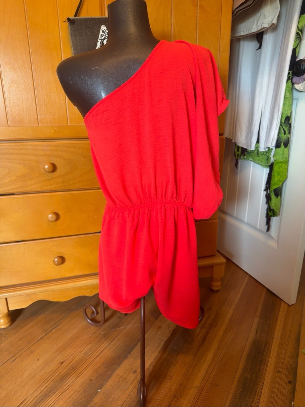 GILLI Red One Shoulder Romper – M NWT